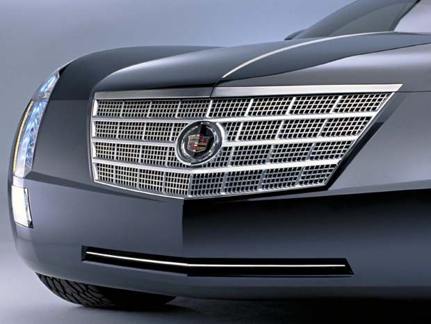 Grillen visar omedelbart att det är en ny Cadillac, men liksom aktern är fronten väldigt oskyddad. Får vi be om en stor, kraftig, kromad stötfångare?