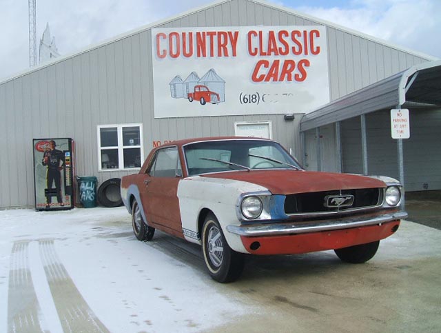 Det är Country Classic Cars som begär $7.450 (63.000 kr) för denna 1965 Ford Mustang GT Coupe. Tullad i Göteborg har den kostat dig närmare 100.000 kr! Att det är en GT är svårt att bekräfta.