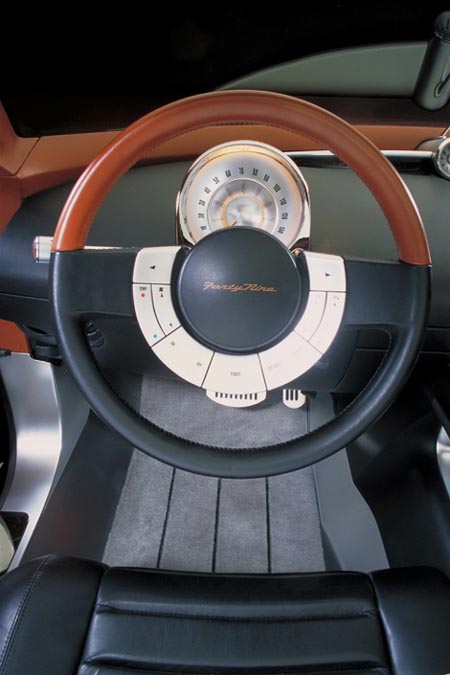 Enkel instrumentpanel med en stor rund mätare ovanför rattstången. Ratten är läderklädd. En del reglage har samlats i blank, halvmåneformad ring där formgivarna inspirerats av dåtidens kromade signalring.