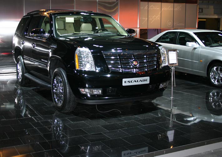 Kungen i Cadillac-montern: 2007 års nya Cadillac Escalade med vacker grill, snarlik den på Cadillac Sixteen.