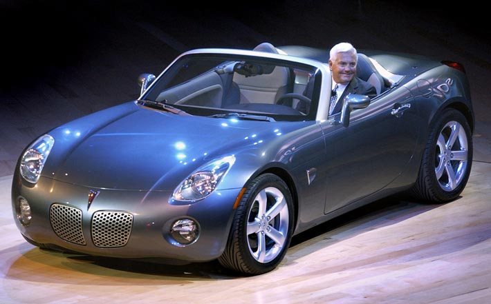 Bilälskaren Bob Lutz visar upp Pontiac Solstice i januari 2004. Den kom att gå i produktion 2006.