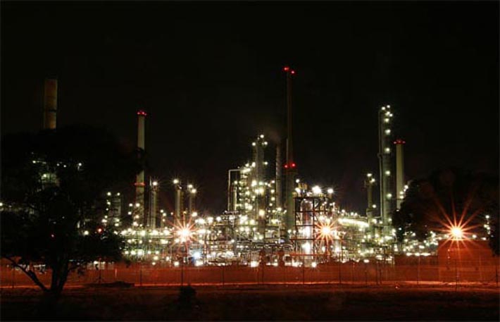 Oljeraffinaderi, ägt av Chevron i USA.