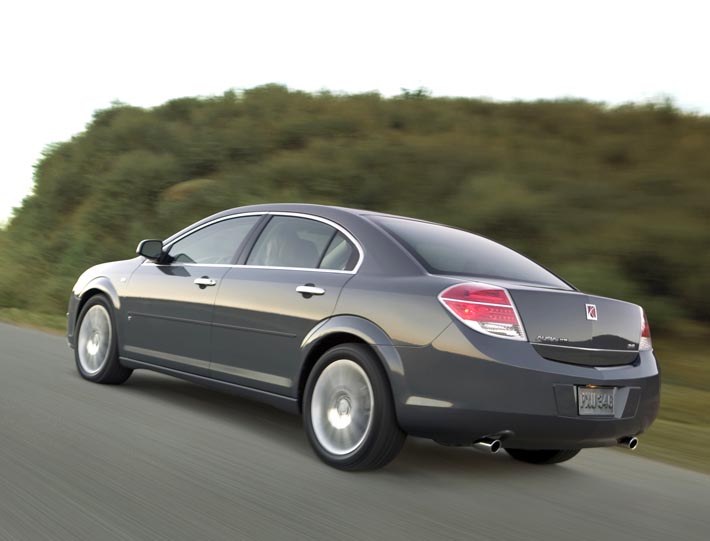 Saturn Aura XR snett bakifrån. Visst syns det tydliga släktdrag med andra bilmärken från GM.