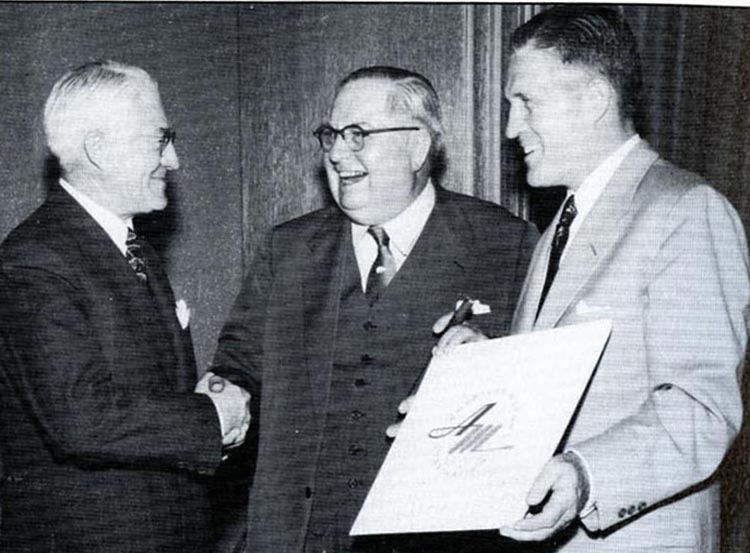 A.E. Barit (Hudson Motor Car Company) t.v., George W. Mason (Nash-Kelvinator) mitten, samt George W. Romney. Bilden är tagen den 1 maj 1954 då American Motors Corporation bildades.