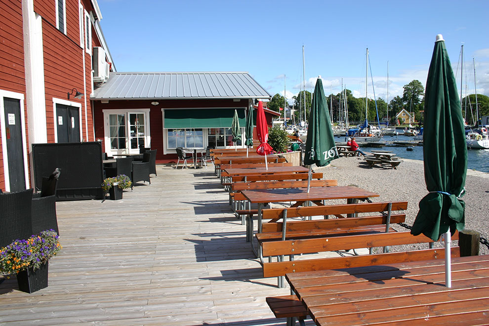 I anslutning till brasseriet finns en trivsam utomhusservering. Här kan man avnjuta en lättare måltid, eller varför inte en stilla drink till det kluckande ljudet av Vättern!