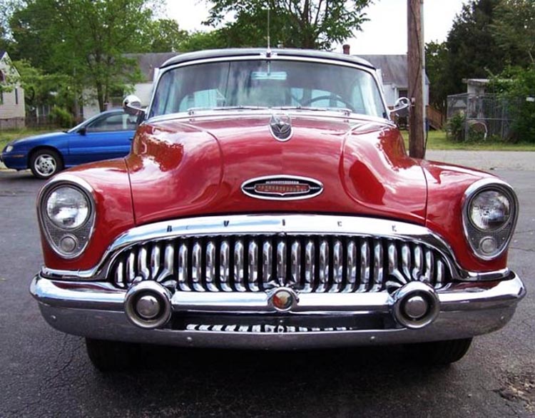 Mer framträdande grill, droppformade strålkastarinfattningar och bredare Buick-emblem. Detta är en Super Riviera Hardtop.