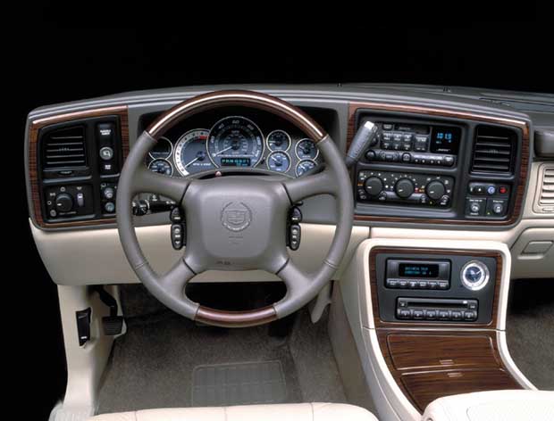 Den nya instrumentpanelen omfattar åtta runda mätare, varav hälften överlappar de andra marginellt. Med den nya utformningen har Cadillac viljat åstadkomma lyx och elegans som står i relation till märkets prestige.