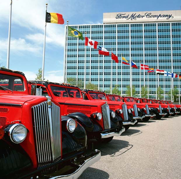 En del av bussarna uppställda utanför Ford World Headquarters i Dearborn, Michigan i väntan på leverans sommaren 2002.
