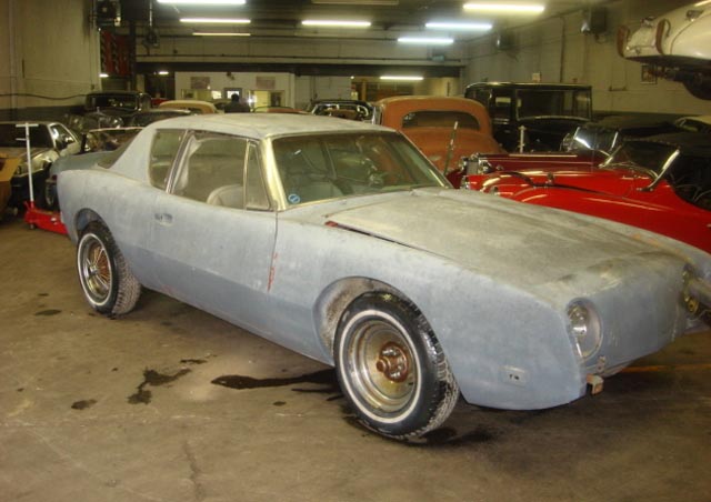 Hos samma bilfirma i USA fanns detta exemplar. Även den en 1963 Studebaker Avanti. Till salu I BEFINTLIGT SKICK $4.950. Eftersom frakter och spedition är samma oavsett bilens värde, skulle bilen kosta cirka 68.000 kr, tullad i Göteborg.