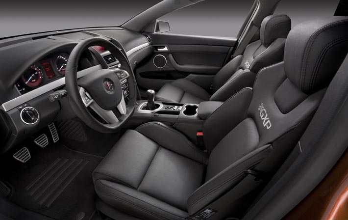 Pontiac inbjuder racerförare med djupt skålade stolar i en dystert grå inredning. Men kör man GXP så hinner man kanske inte reagera på att man sitter som i en askkopp!