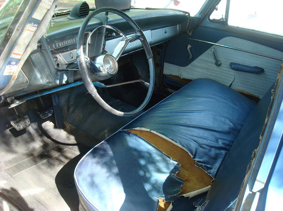 Inuti denna 59 Plymouth finns det mycket att göra. Golvet har stora rostskador, vilket inte syns på den här bllden.