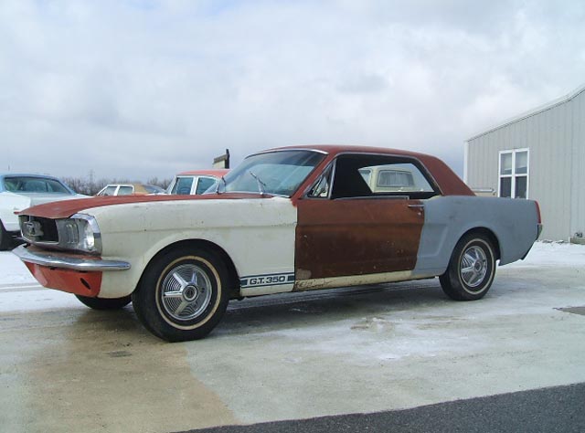 Att denna Mustang är en GT betvivlas. Stripen på framskärmen kommer från en Shelby. Men bilen är lätt att klassa som flerfärgad vid reg. besiktning!