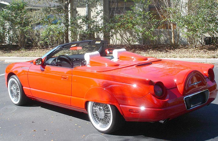 Bakskärmarna är exakta kopior från 1957 Thunderbird. Bilen har försetts med specialtillverkade fender skirts.