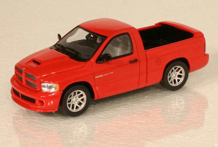 Visst är det en snygg tuffing, den nya Dodge RAM SRT-10. Foto: Richard E. Olfwenstam.