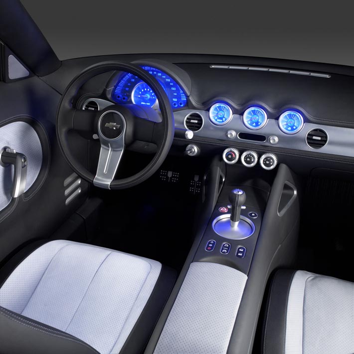 Blå instrumenttavlor dominerar interlören i Chevrolet Nomad.