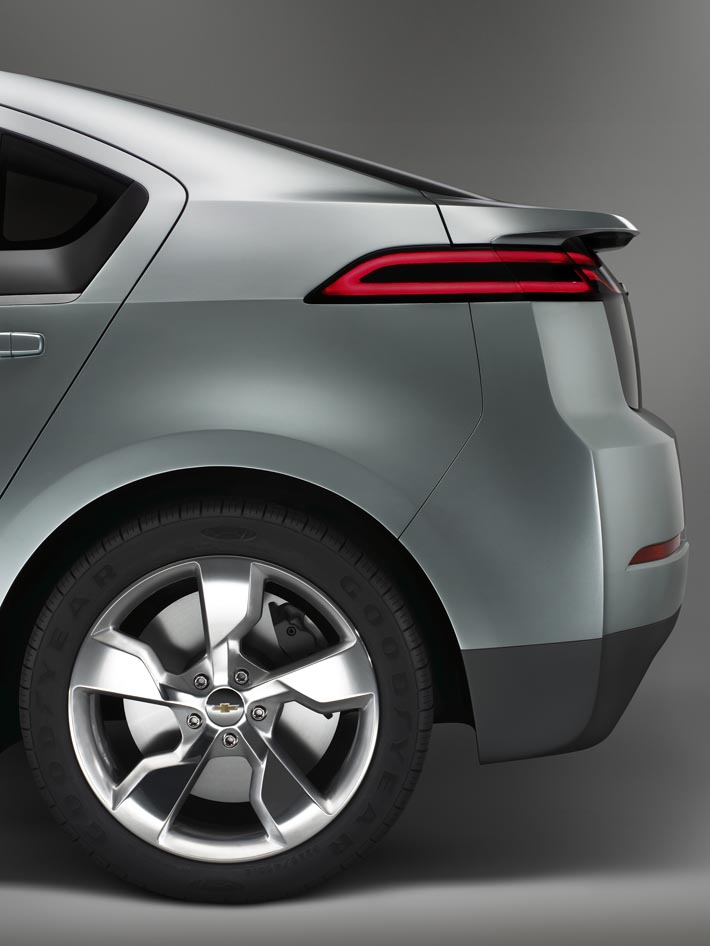 Skarp linjeföring, nästan som på en modern Cadillac. Djärvt arbetade 17 aluminiumfälgar.
