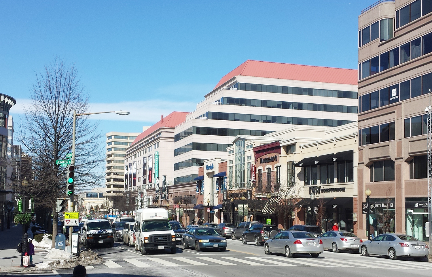 Här rusar trafiken fram på Wisconsin Avenue i stadsdelen Heights. Från välrenoverade äldre hus i Georgetown till supermodern bebyggelse i Heights. En positiv bild av USA.