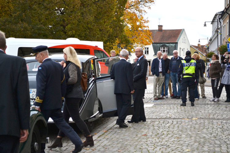 Hade varje person haft ett lite glas i handen, så skulle vi kunnat kalla det för Rolls-Royce mingel…