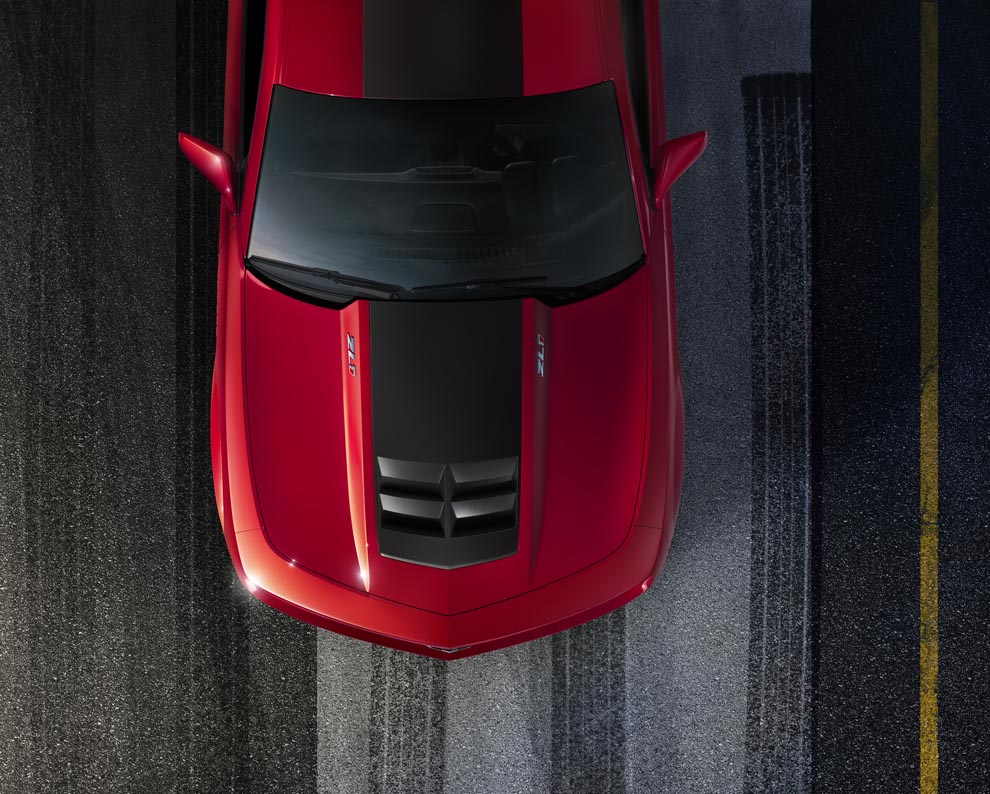 Ett säkert kännetecken är den nydesignade motorhuven i aluminium med luftintag i carbonfiber.