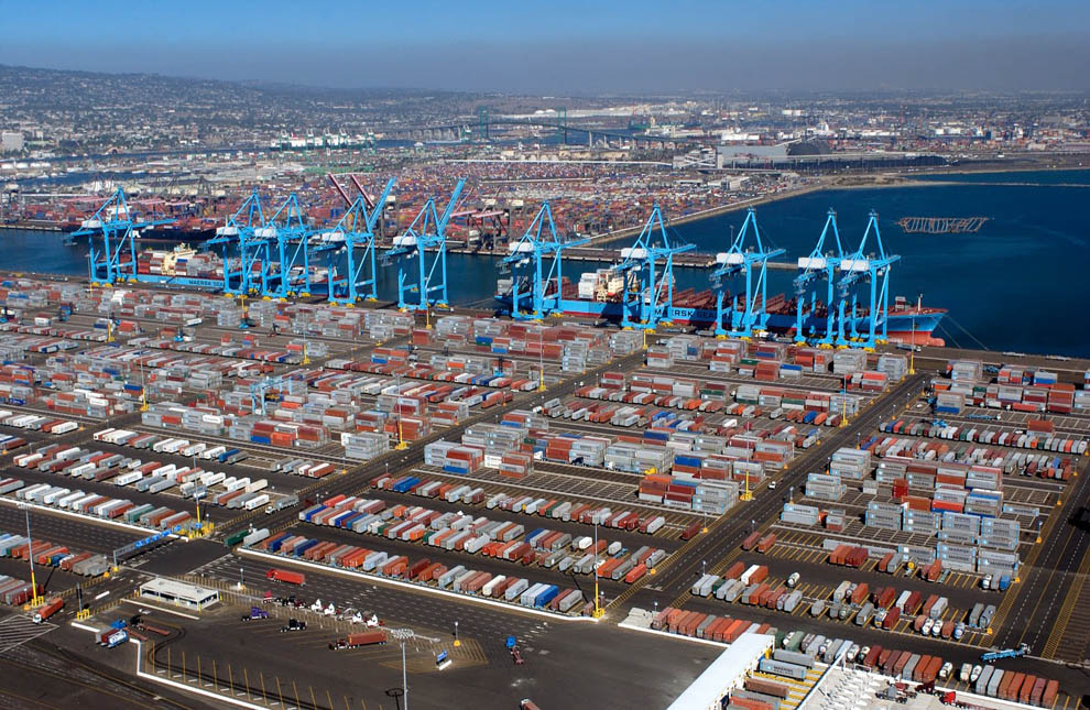 Visst är containertrafiken den absolut största! Men det är mycket styckegods som ju inte kan köras ombord på sina egna hjul. Detta är en del av containerhamnen i Los Angeles!