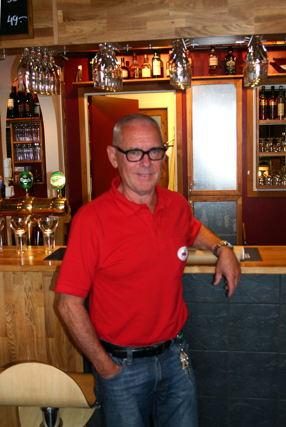 Jan-Ove Boll vid receptionsdisken, där man även beställer mat om så önskas. Bakgrunden bekräftar att man har fullständiga rättigheter.