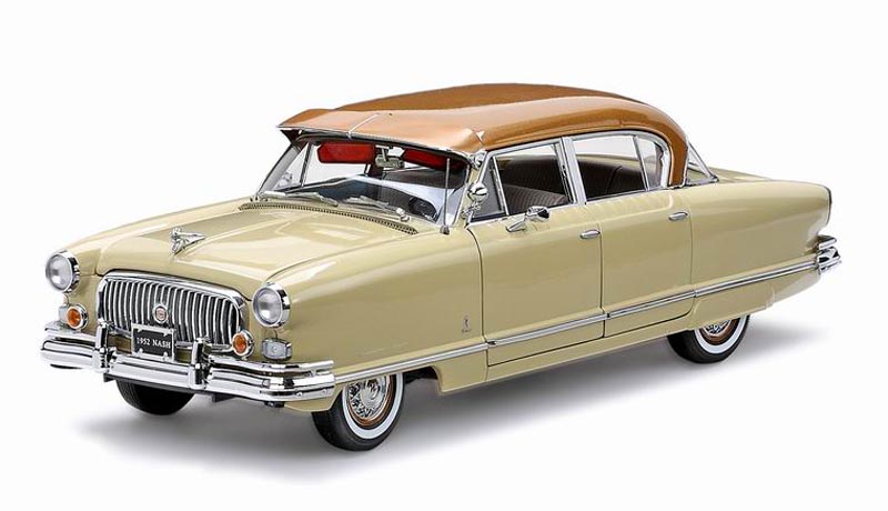 Modellbil 5112 är lackerad i Anniversary Gold Metallic över Champagne Ivory. Versionen har inte Continental kit.