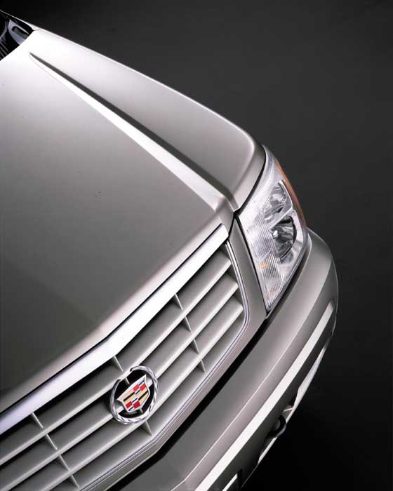 Escalade är den första Cadillac som använder sig av märkets moderniserade emblem. Med tanke på den vassa designen är kanske emblemets styling rätt.