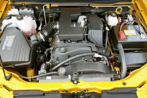 Största motorn är en ny rak 5-cylindrig maskin på 3,5 liter och 220 hk. Här återfinns dubbla överliggande kamaxlar och 4-ventilsteknik.