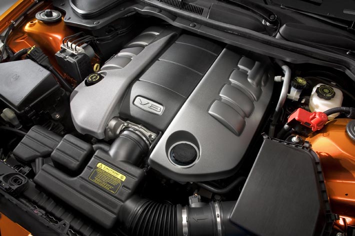 Den 6,2 liter stora V8-motorn är lågt placerad för att ge bilen en låg tyngdpunkt.