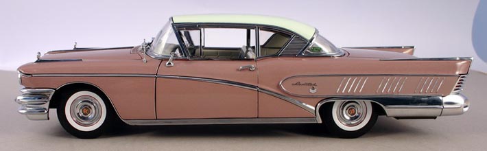 Till skillnad från de billigare modellerna av 1958 Buick, har Limited mer diskret dekor på bakskärmarna med ett ribbverk.