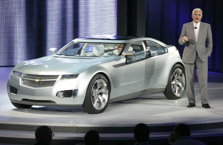 Bob Lutz vid den första conceptversionen av Chevrolet Volt.