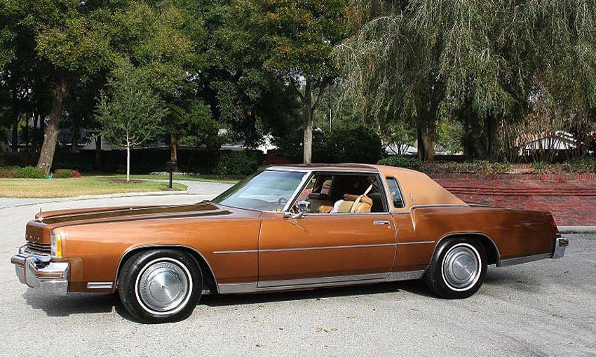 Den framhjulsdrivna Oldsmobile Toronado fick med tiden en ganska konventionell design. Här 1974 års modell.
