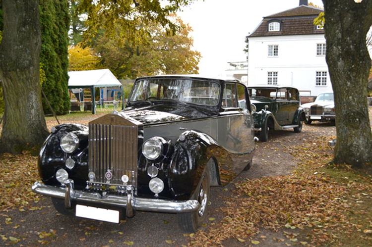 Från starten i Skänninge med 1959 Rolls-Royce Silver Wraith i täten.