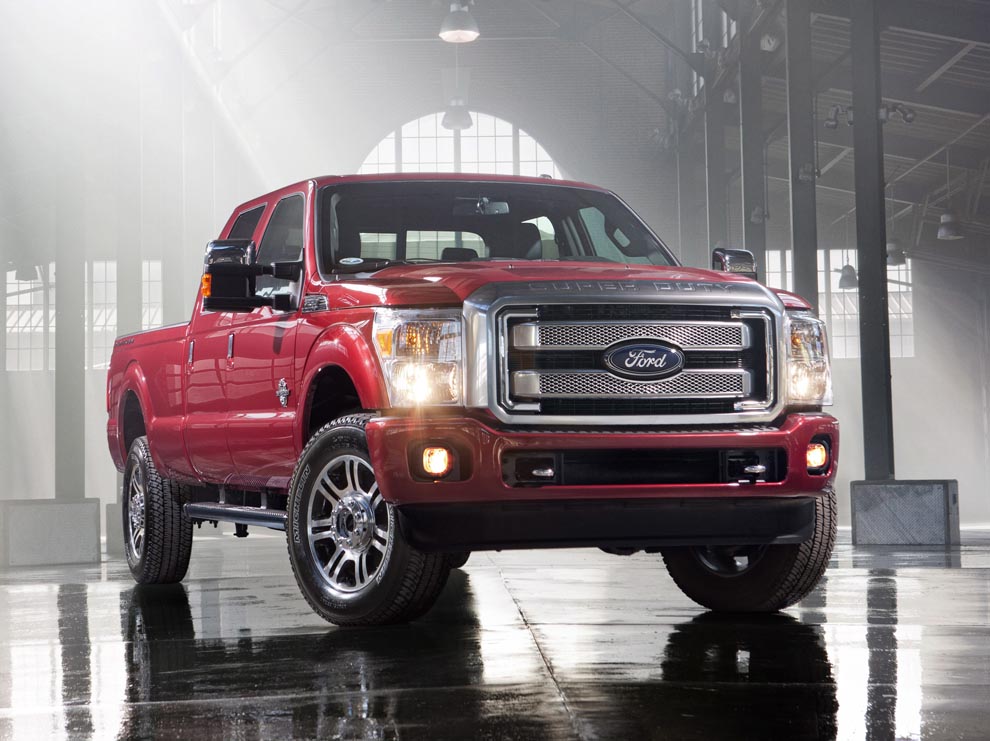 Ford F-250 Super Duty Platinum med ny front och extra kromdetaljer.