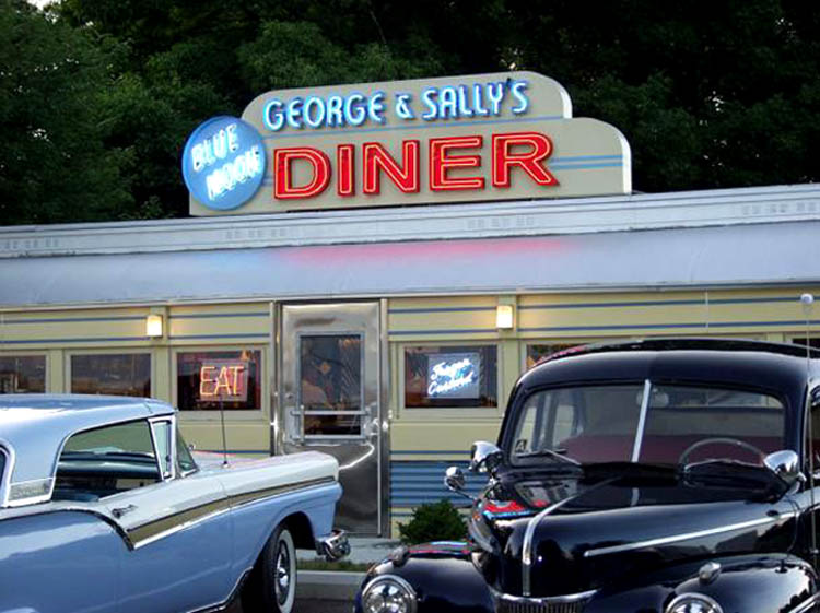 George & Sally´s Diner med parkering av tidsenliga bilar.