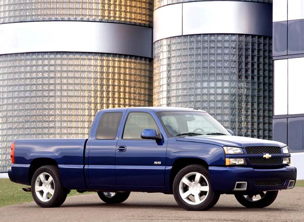 Väntar man till första kvartalet 2003 går det att köpa prestandamodellen Silverado SS med 6-liters V8 på 345 hk.
