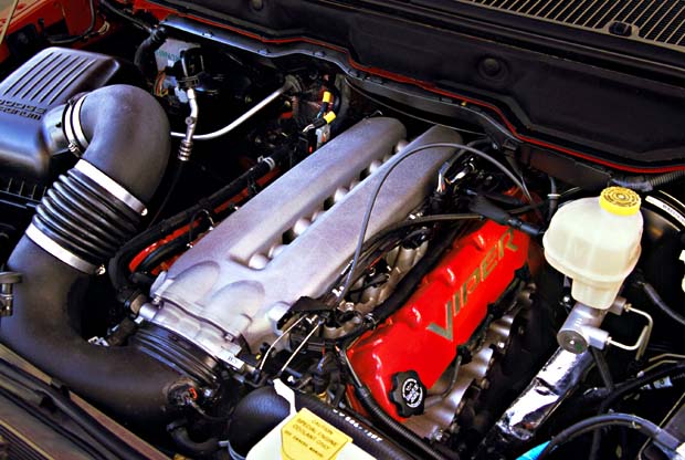 Under huven återfinns den 505 cu.in. (8,3 liter) stora V-10 motorn på 500 hk. Den enorma motorn till trots ser det nästan lite ödsligt ut under huven.