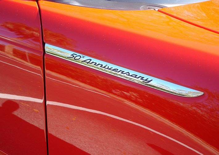 Specialtillverkat kromat emblem på framskärmarna.