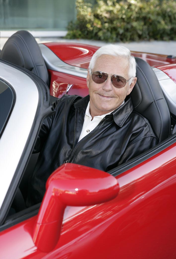 Att Bob Lutz älskar fräsiga bilar råder ingen tvekan om. Här rattar han en 2006 Pontiac Solstice.