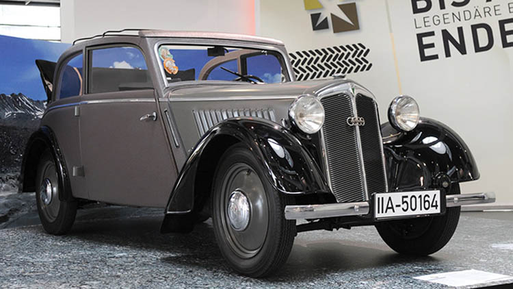 1935 DKW F5 Meisterklasse Convertible Sedan. Under flera decennier var det mycket populärt bland tyska biltillverkare att bygga bilar med sufflettak, men där sidofönstren var kvar tillsammans med karossen. Modelltypen kallas populärt Cabrio-Coach.