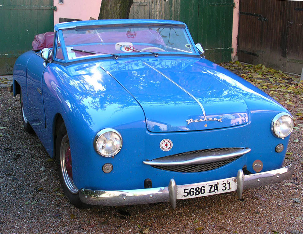 Ungefär samtidigt med Panhard Dyna Z kom den lilla sportiga, 2-sitsiga Panhard Junior.
