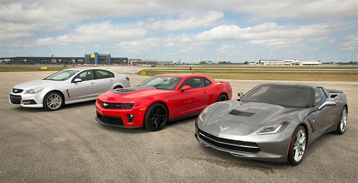 Längst bort Chevrolet SS, därefter Chevrolet Camaro och närmast 2014 Chevrolet Corvette.