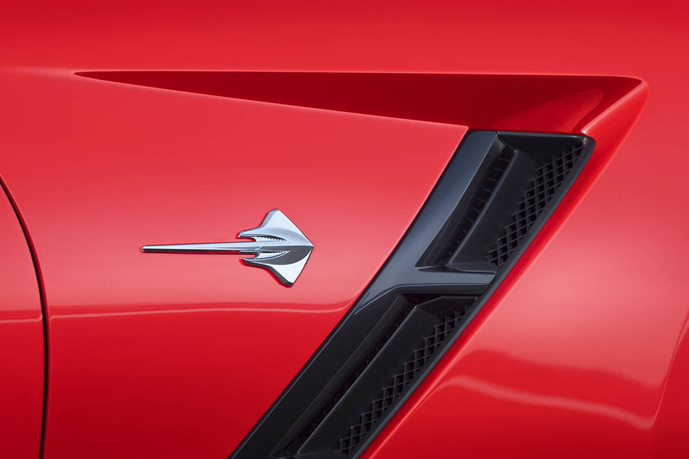 Det är inte så konstigt att namnet Stingray (rocka) har återkommit och emblemet stämmer ju designmässigt med hela bilen.
