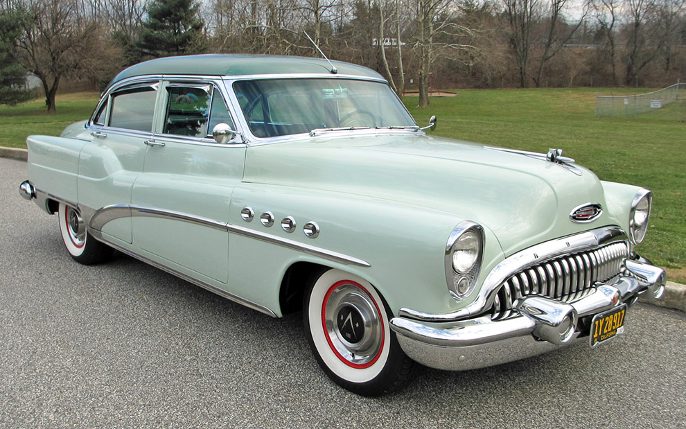 Riviera pekar ju normalt på att det är en hardtop, men den korrekta beteckningen för denna vagn är Roadmaster Riviera Sedan. Ett välutrustat exemplar med vent shades, dubbla yttre backspeglar och takmonterad radioantenn.