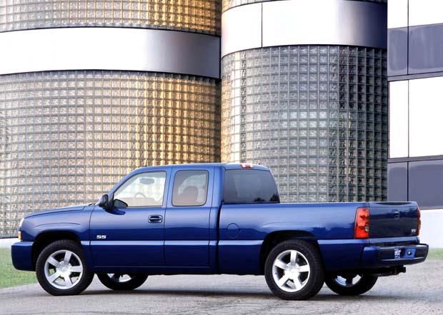 Silverado SS kan endast erhållas i Black, Arrival Blue Metallic eller Victory Red.