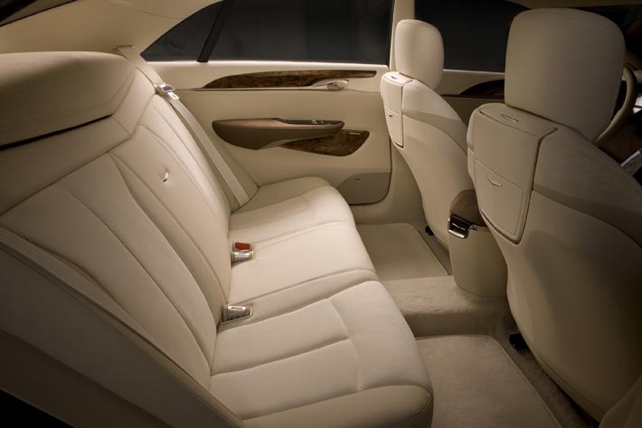 XTS Platinum har ett bekvämt baksäte med relativt generösa utrymmen.