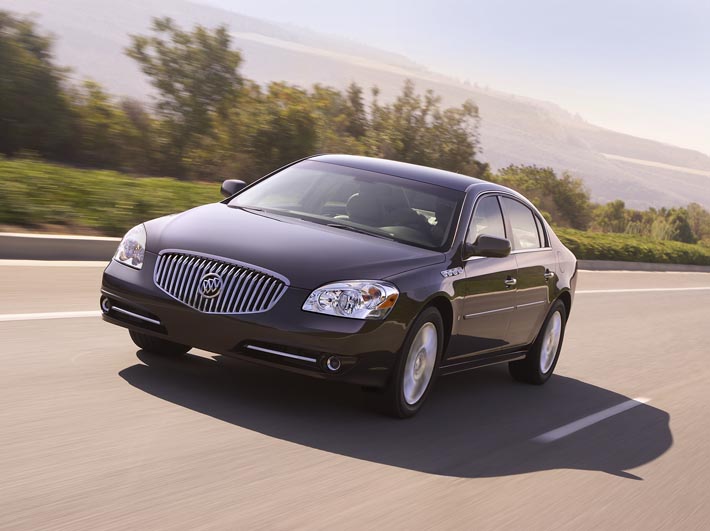 Buick Lucerne Super är byggd för högt ställda anspråk. Har fått beröm för utmärkt väghållning, perfekt spårstabilitet och berömvärd isolering.