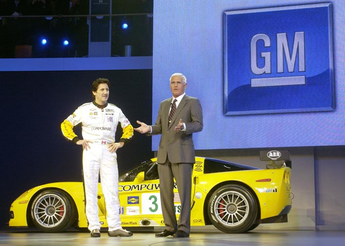Bob Lutz (till höger) och racerföraren Ron Fellows introducerar Chevrolet Corvette C6-R på North American International Auto Show i Detroit den 10 januari 2005.