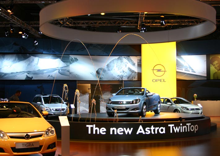Sverigepremiär för nya Opel Astra TwinTop. Det vill säga vikbart tak som sänkes ned i akterpartiet.