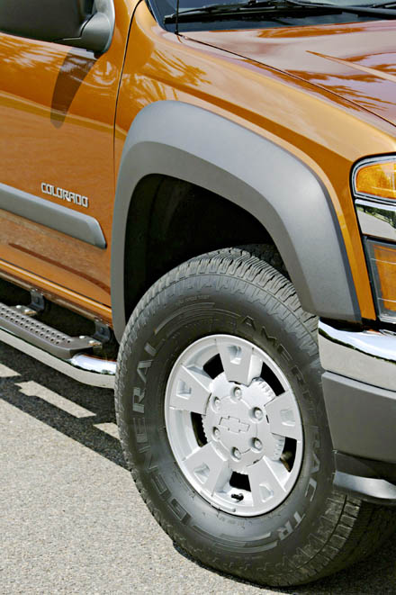 Ytterligare en typ av original Chevrolet-fälg! Här kombinerad med kraftiga skärmbreddare i grå plast för att de enkelt skall kunna bytas ut. Notera också det kraftiga fotsteget på denna version.